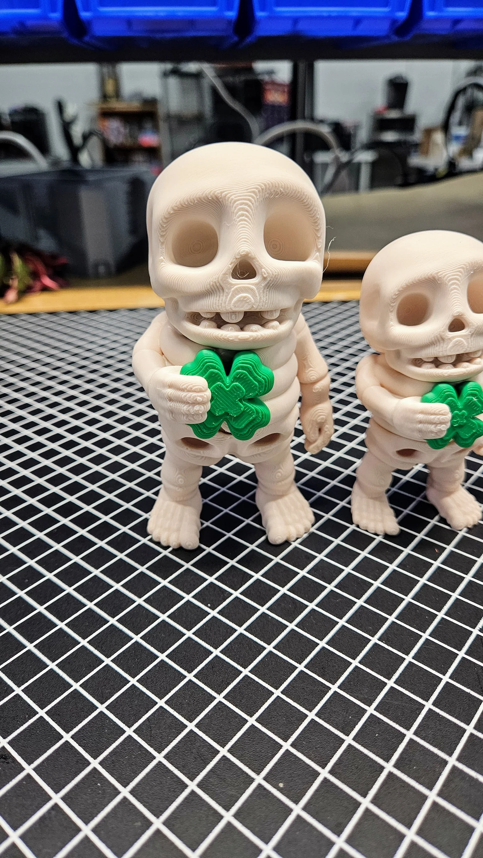 St Patricks Day Articulating Skeleton Holding 4 Leaf Clover - Image 3